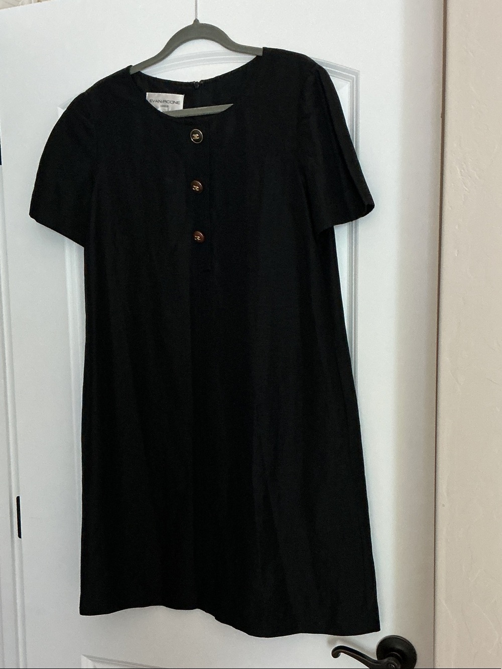 Evan Picone Black Short-Sleeve Retro Shift Dress with Decorative Buttons